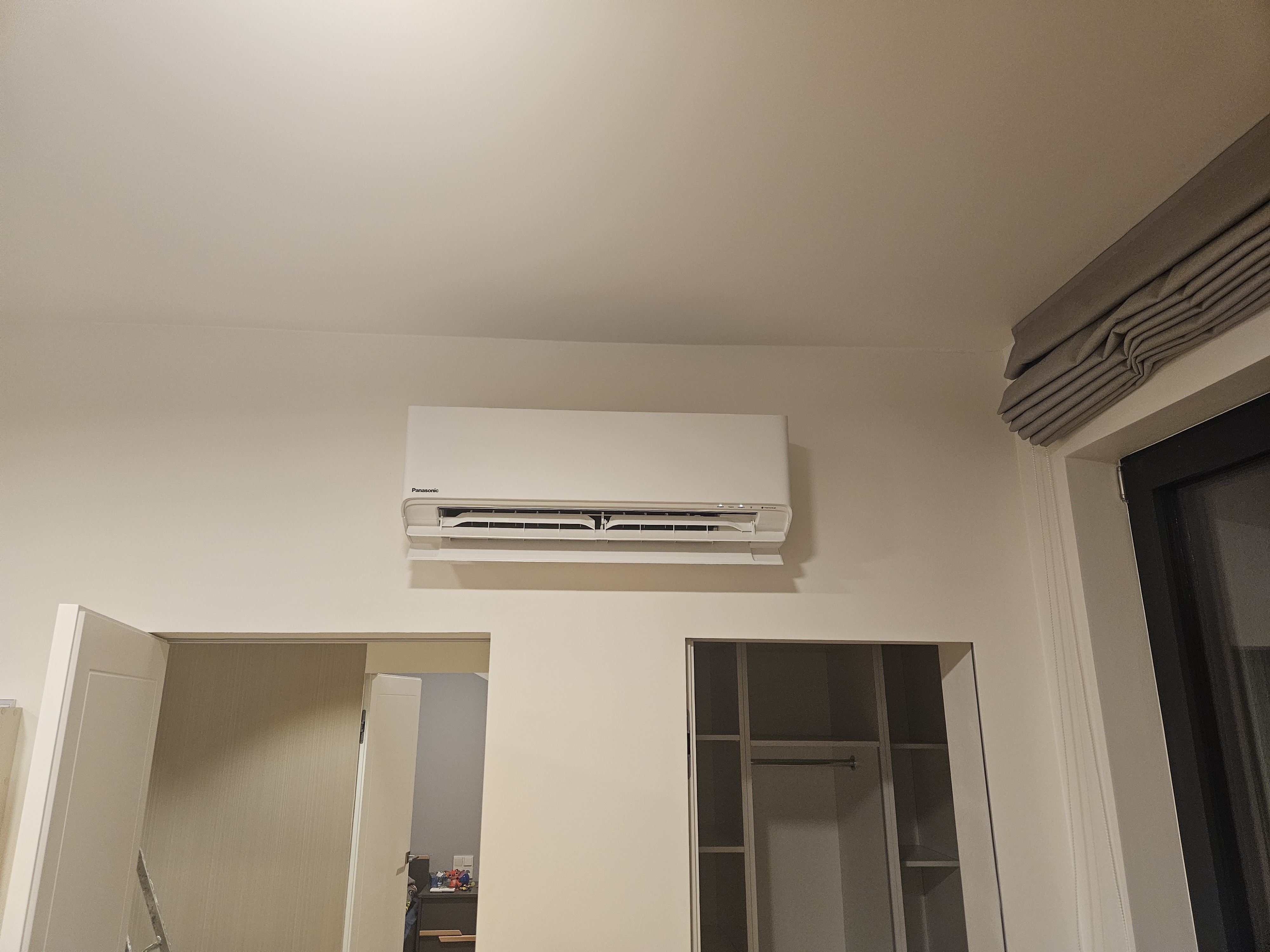 Biały Klimatyzator naścienny GREE w pokoju