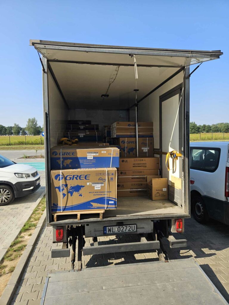 Ciężarówka z klimatyzatorami na paletach