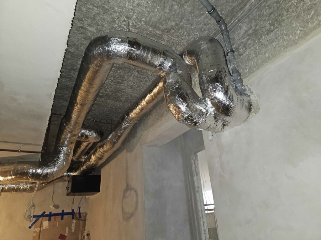 Izolowane rury wentylacyjne na suficie